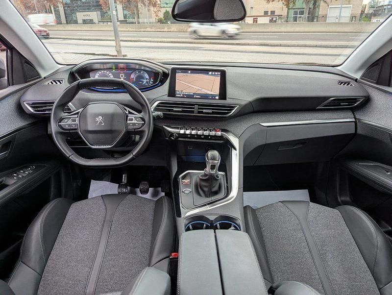 Usado Peugeot 3008 Allure 130 CV (95 kW) 2020 Gris / plata SUV