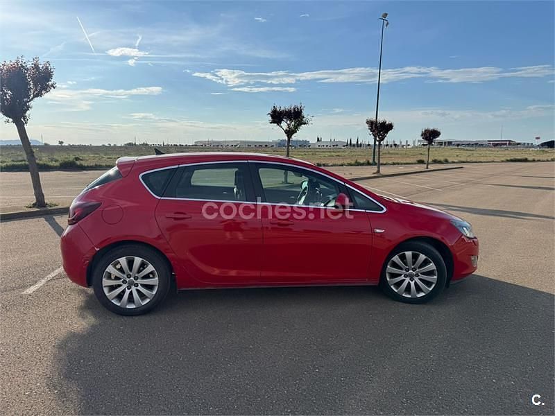 Usado Opel Astra Excellence 140 CV (102 kW) 2011 Rojo Berlina