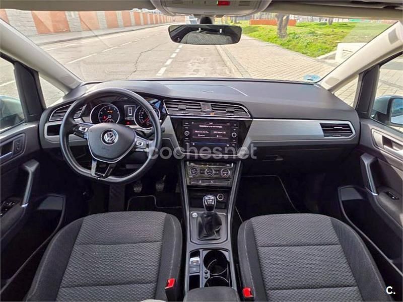 Usado VW Touran Advance 150 CV (110 kW) 2021 Gris / plata Monovolumen