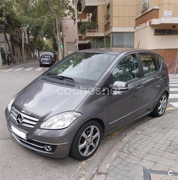 Usado Mercedes A180 116 CV (85 kW) 2010 Gris / plata Monovolumen