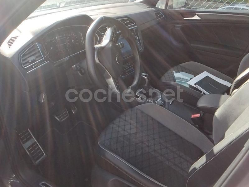 Usado VW Tiguan R-line 200 CV (147 kW) 2022 Gris / plata SUV
