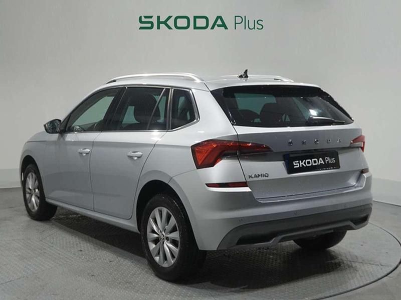Usado Skoda Kamiq Ambition 110 CV (80 kW) 2022 Plateado SUV