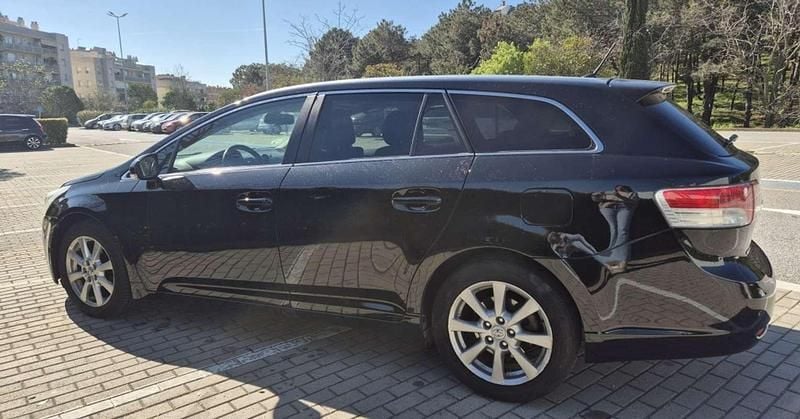 Käytetty Toyota Avensis Advance 126 HP (92 kW) 2009 Musta Sedan