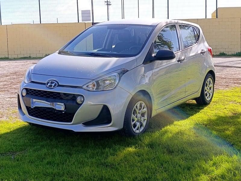 Usado Hyundai i10 67 CV (49 kW) 2020 Gris / plata Utilitario