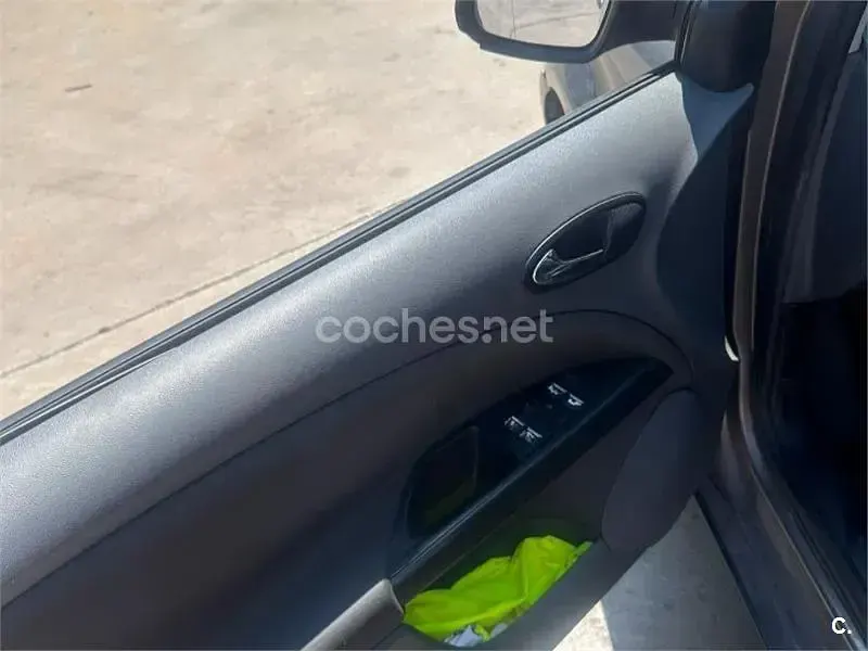 Usado Seat Altea Reference 102 CV (75 kW) 2005 Gris / plata Monovolumen