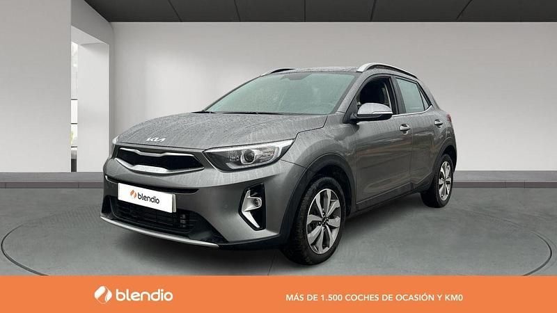 Usado Kia Stonic 100 CV (73 kW) 2025 Gris SUV
