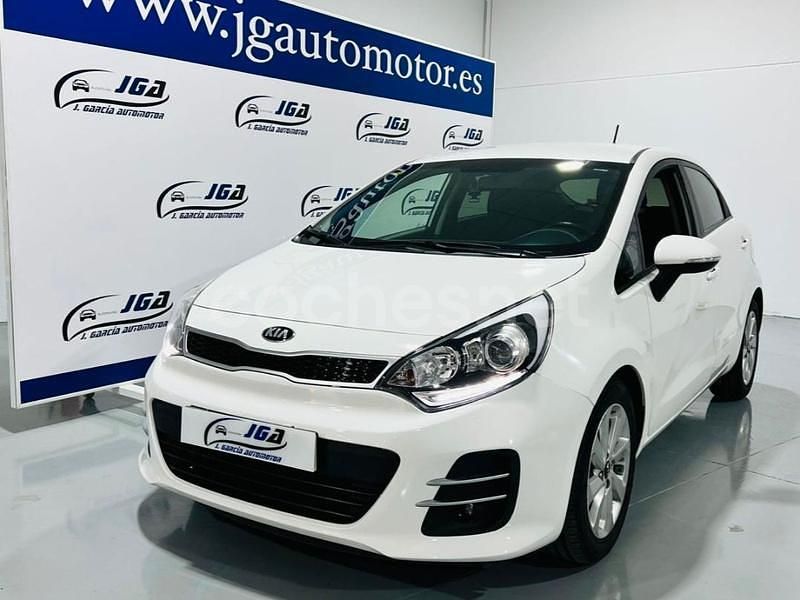 Blanco Usado 2015 Kia Rio Berlina | 8100 € (Precio justo) - Imagen 1/4