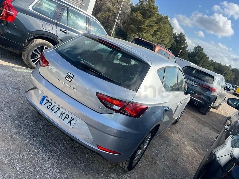 Usado Seat Leon Style 110 CV (80 kW) 2018 Gris / plata Berlina