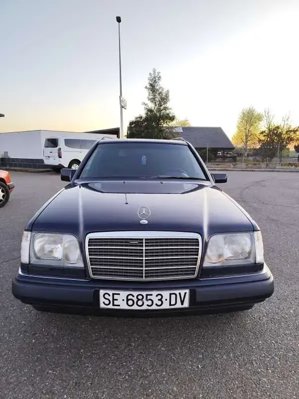 Usado Mercedes E300 136 CV (100 kW) 1994 Azul Familiar
