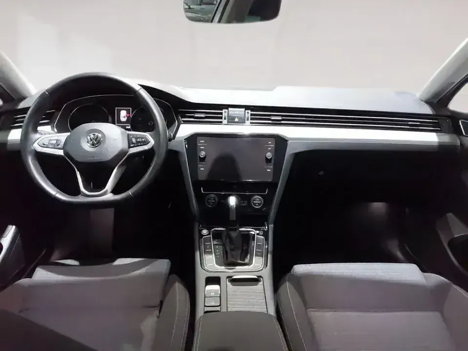 Usado VW Passat Executive 120 CV (88 kW) 2020 Gris plata Berlina