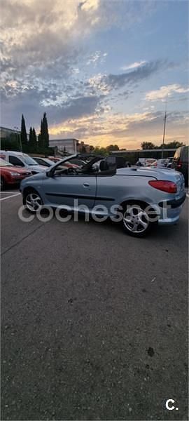 Gris / plata Usado 2002 Peugeot 206 Descapotable | 2600 € (Buen precio) - Imagen 1/4