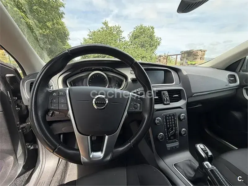 Usado Volvo V40 Momentum 122 CV (89 kW) 2018 Gris / plata Berlina