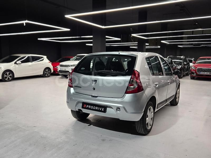 Usado Dacia Sandero Base 75 CV (55 kW) 2011 Gris / plata Berlina