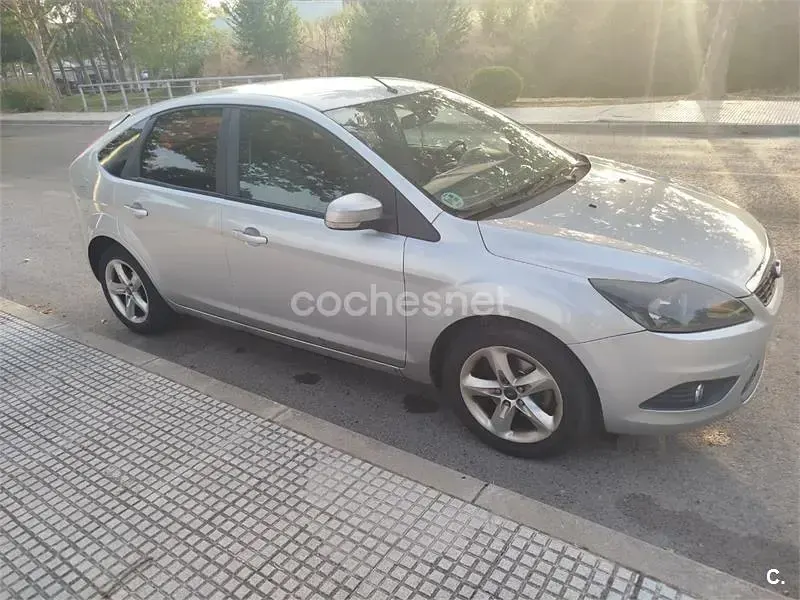 Usado Ford Focus Trend 90 CV (66 kW) 2009 Gris / plata Berlina