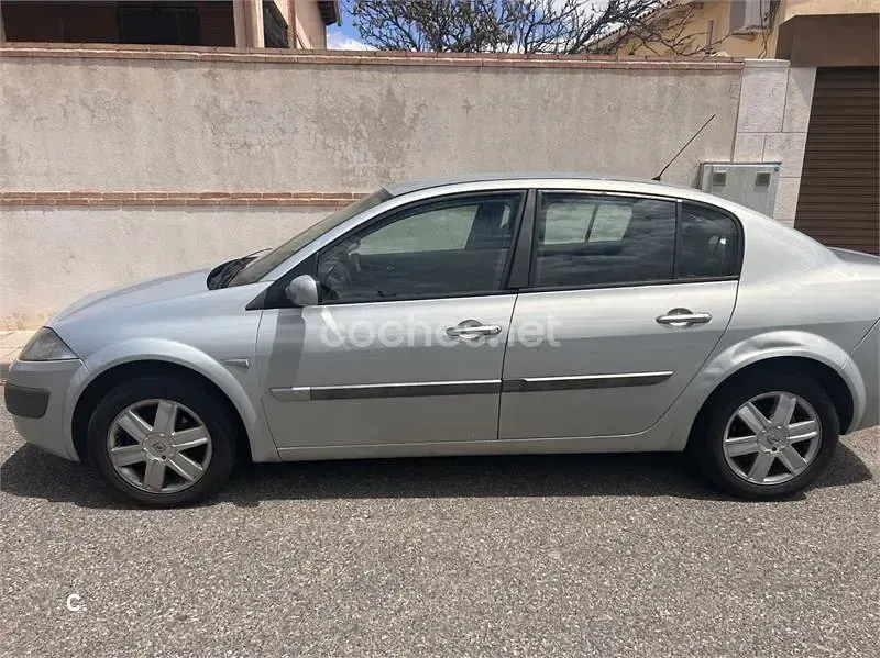 Usado Renault Mégane Authentique 120 CV (88 kW) 2004 Gris / plata Berlina