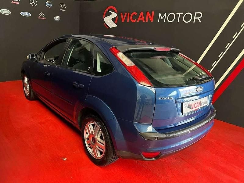 Begagnad Ford Focus Ghia 116 HK (85 kW) 2006 Blå Halvkombi