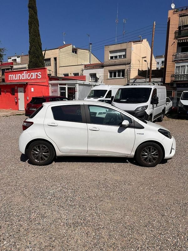 Usado Toyota Yaris Hybrid Active 99 CV (72 kW) 2018 Blanco Berlina
