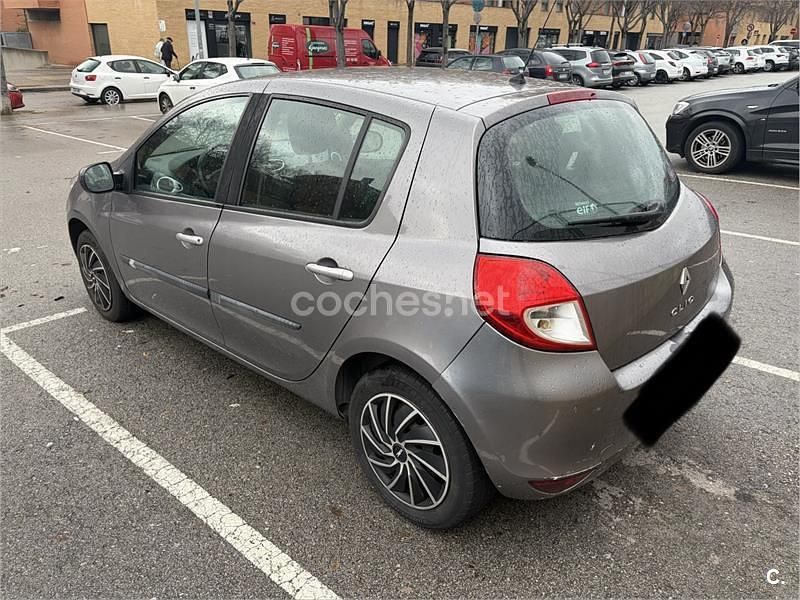 Usado Renault Clio II Authentique 70 CV (51 kW) 2010 Gris / plata Berlina