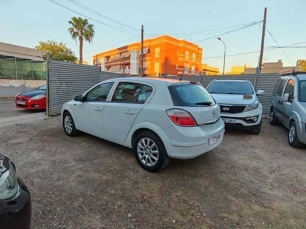Usado Opel Astra Elegance 99 CV (72 kW) 2005 Blanco Utilitario