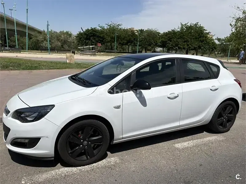 Usado Opel Astra Selective 165 CV (121 kW) 2015 Blanco Berlina