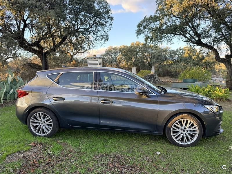 Usado Seat Leon XCELLENCE 150 CV (110 kW) 2021 Gris / plata Berlina