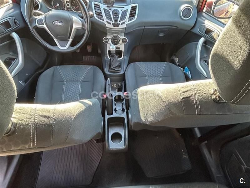 Usado Ford Fiesta Trend 90 CV (66 kW) 2010 Granate Berlina
