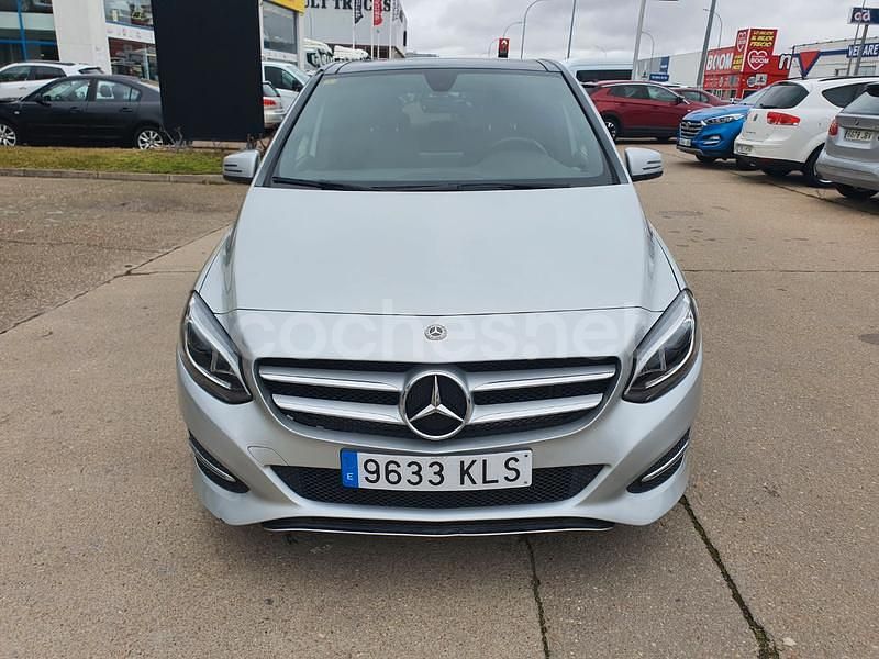 Usado Mercedes B200 136 CV (100 kW) 2018 Gris / plata Monovolumen