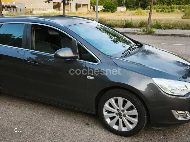 Usado Opel Astra Cosmo ST 140 CV (102 kW) 2011 Gris / plata Familiar