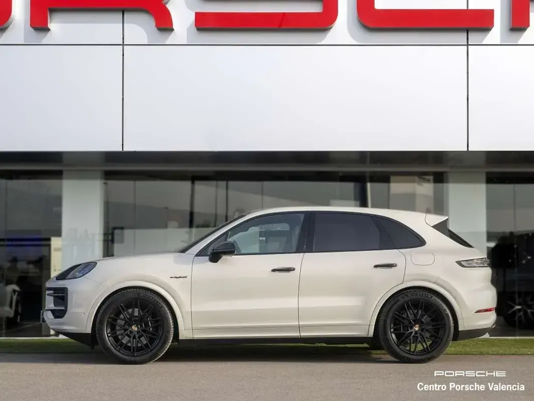 Usado Porsche Cayenne E-Hybrid Black Edition 470 CV (345 kW) 2026 Beige SUV