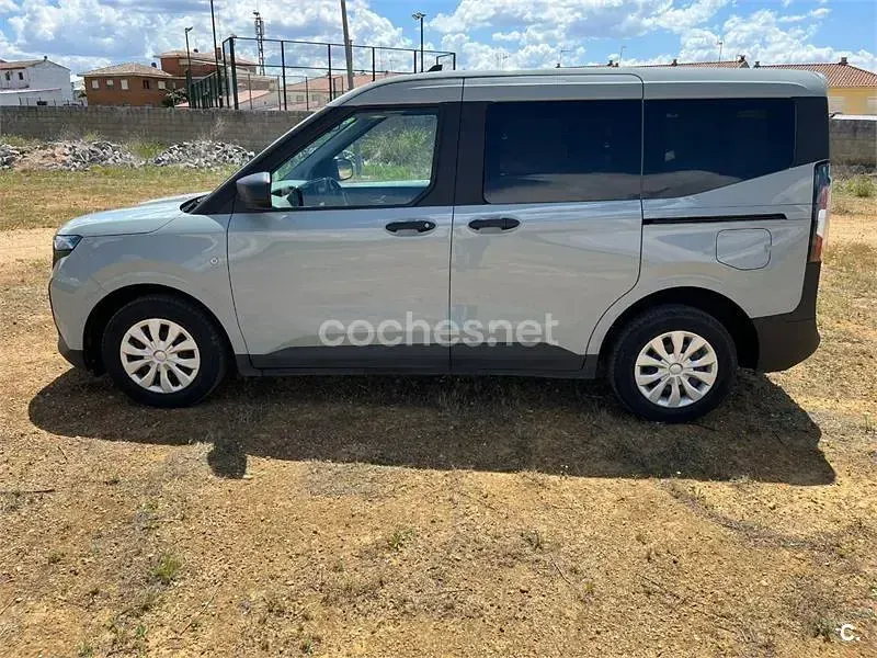 Begagnad Ford Tourneo Courier Trend 125 HK (91 kW) 2024 Grå Minibuss