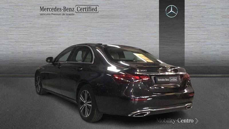 Usado Mercedes E300 Avantgarde 258 CV (189 kW) 2022 Gris selenita Berlina