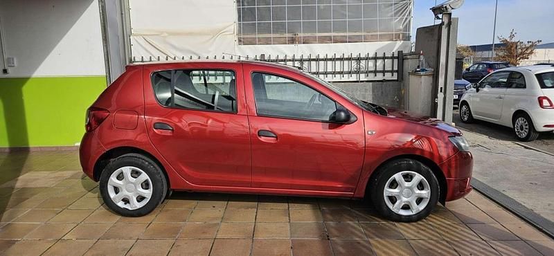 Usado Dacia Sandero Ambiance 75 CV (55 kW) 2014 Burdeos Utilitario