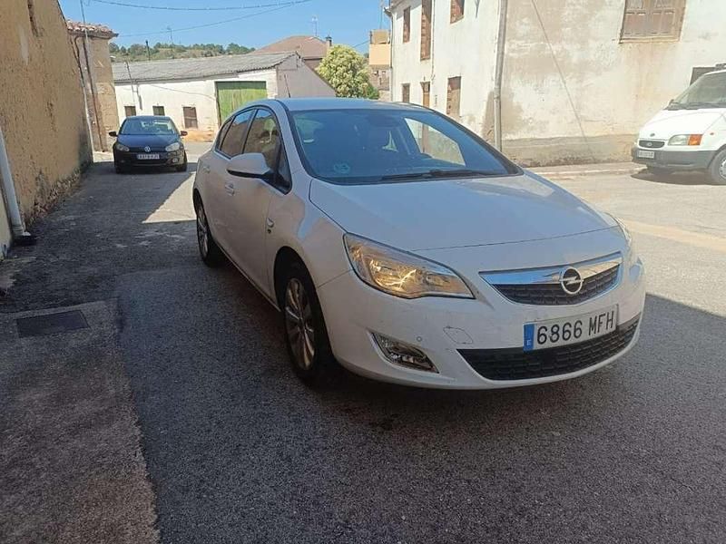 Blanco Usado 2012 Opel Astra Excellence Utilitario | 6500 € (Buen precio) - Imagen 1/4