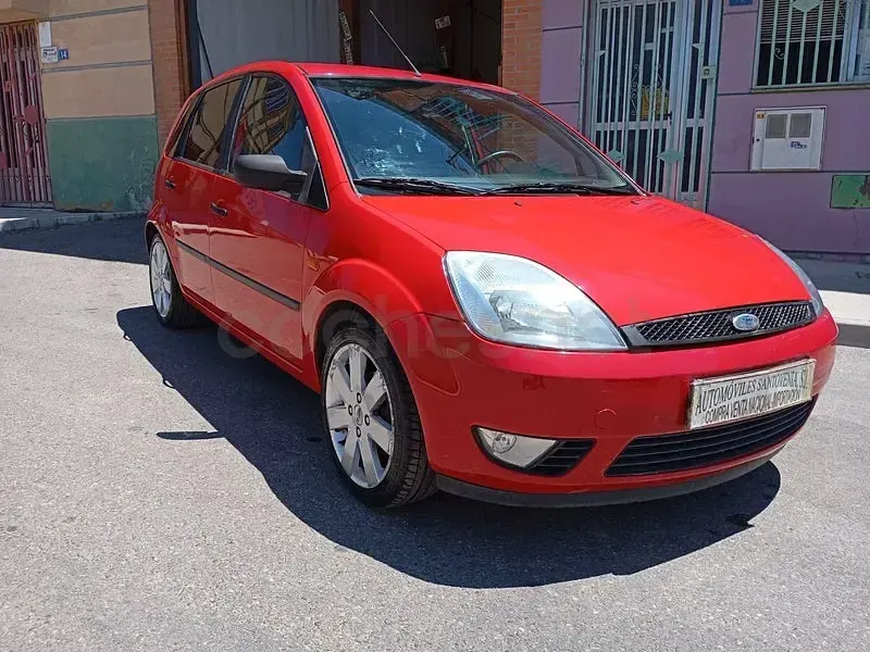 Usado Ford Fiesta Trend 68 CV (50 kW) 2004 Rojo Utilitario