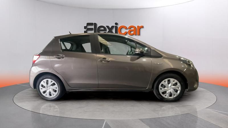 Begagnad Toyota Yaris Hybrid Active 100 HK (73 kW) 2022 Brun Sedan