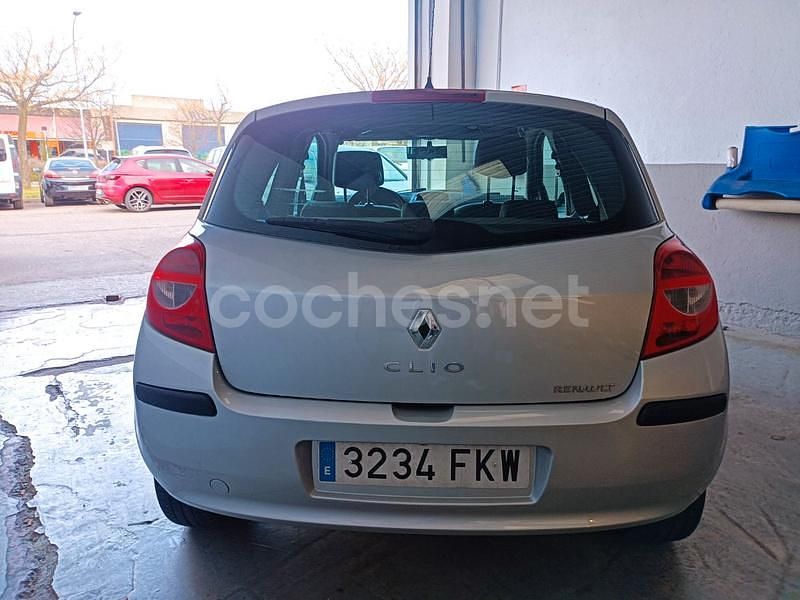 Usado Renault Clio II Authentique 70 CV (51 kW) 2007 Gris / plata Berlina