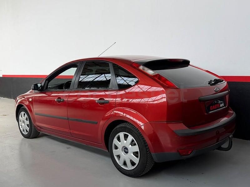Begagnad Ford Focus Trend 115 HK (84 kW) 2006 Röd Sedan