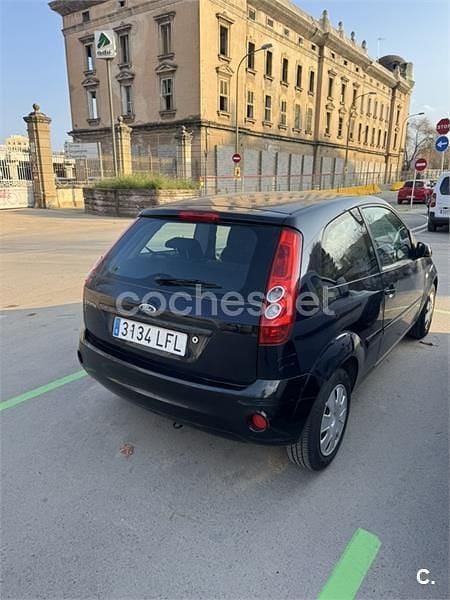 Usado Ford Fiesta Trend 82 CV (60 kW) 2007 Azul Utilitario