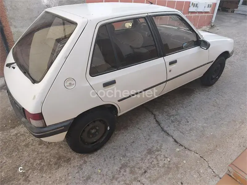 Usado Peugeot 205 65 CV (47 kW) 1991 Blanco Berlina