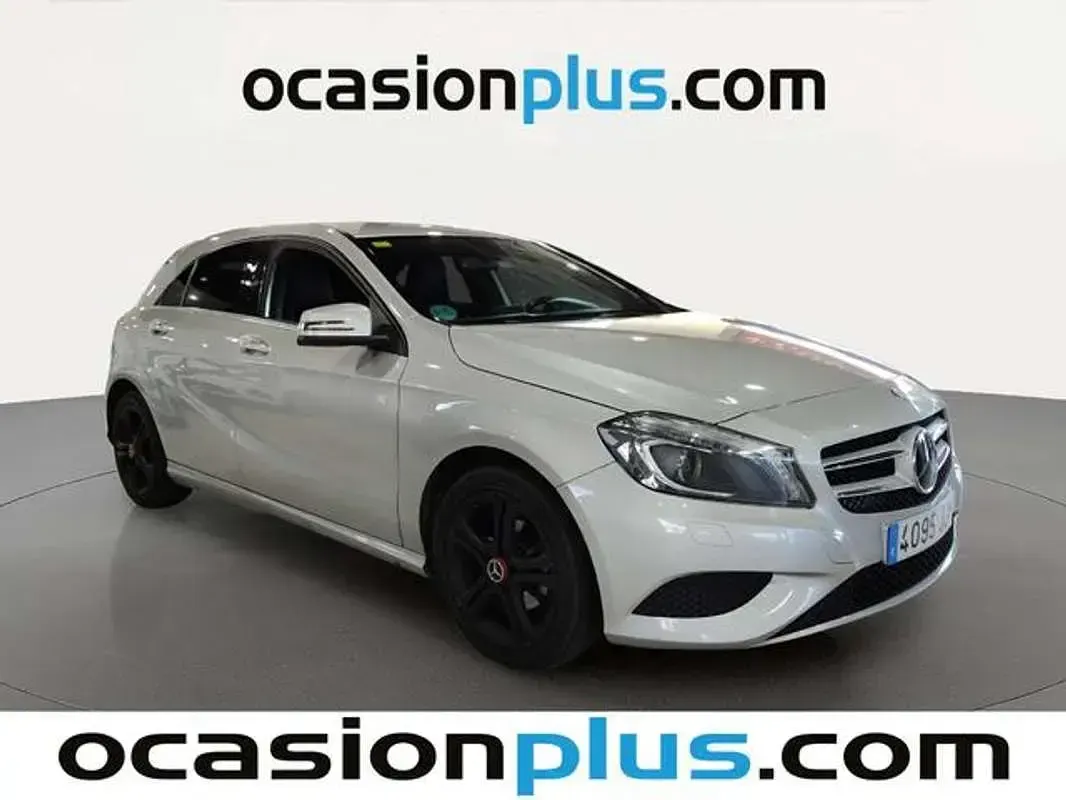 Usado Mercedes A180 Urban 109 CV (80 kW) 2015 Plateado Utilitario