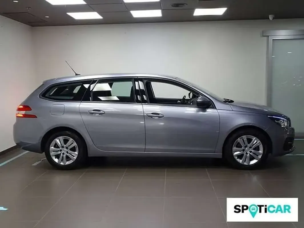Usado Peugeot 308 SW Active 131 CV (96 kW) 2021 Gris Familiar