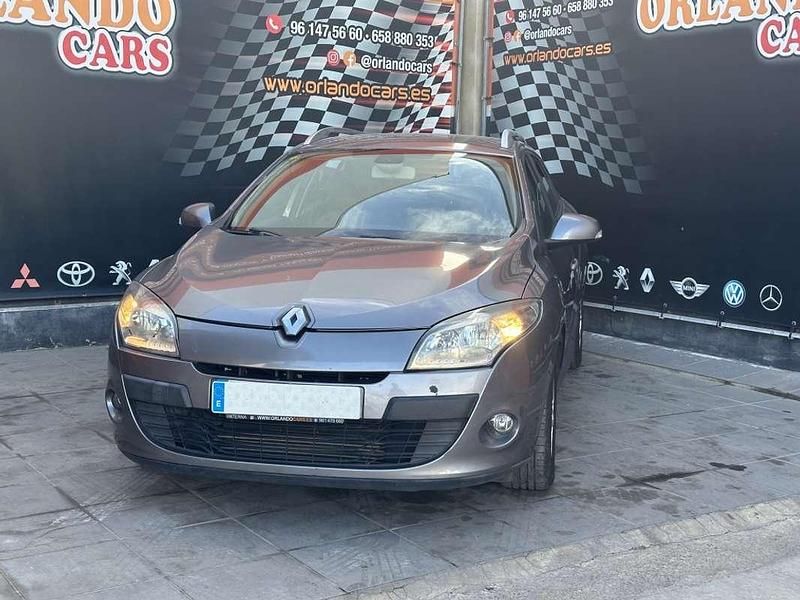 Usado Renault Mégane GrandTour Dynamique 106 CV (77 kW) 2009 Gris / plata Familiar
