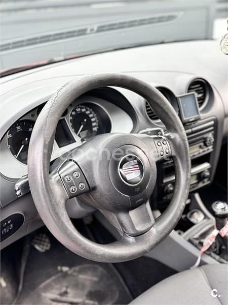 Usado Seat Ibiza Reference 100 CV (73 kW) 2006 Rojo Utilitario