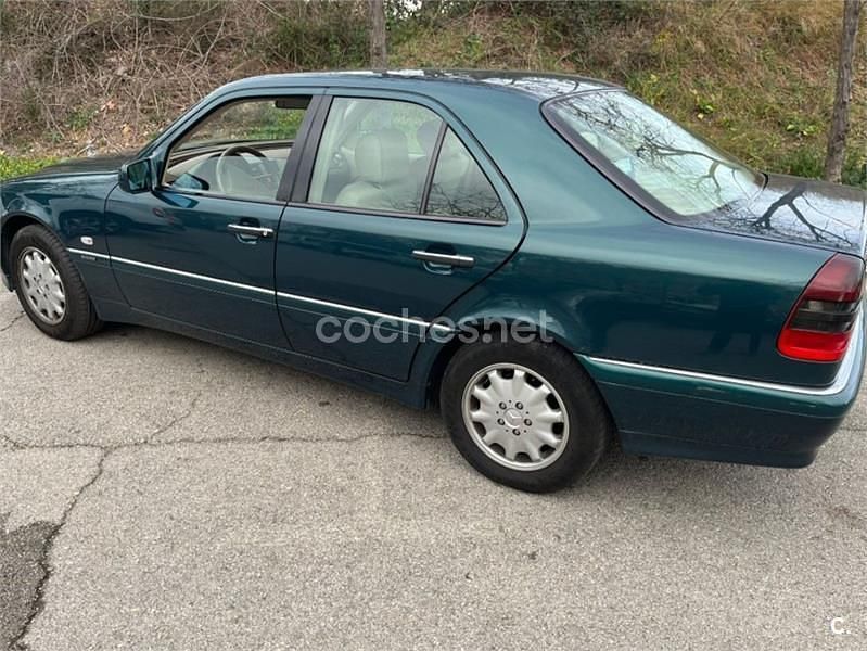 Usado Mercedes C240 Elegance 170 CV (125 kW) 1998 Verde Berlina