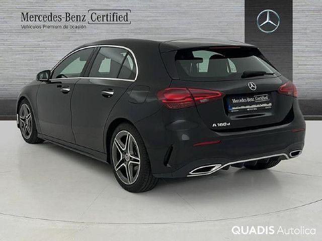 Usado Mercedes A180 AMG line 116 CV (85 kW) 2023 Negro noche