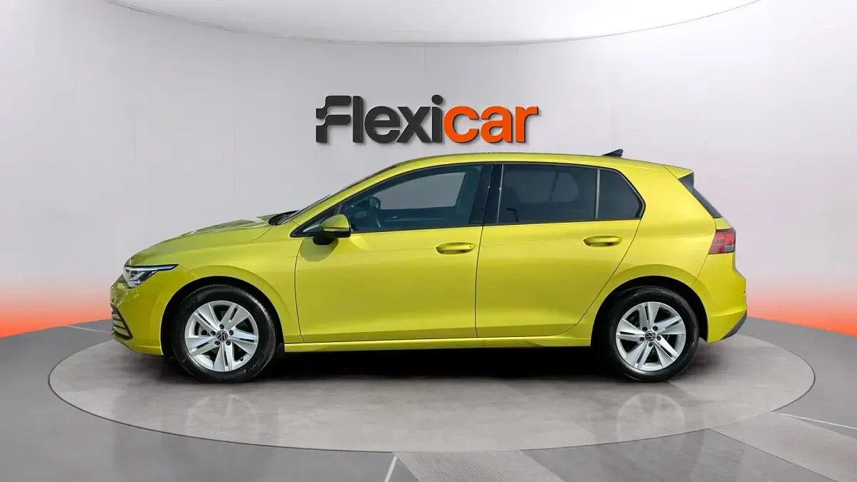 Usado VW Golf VIII 116 CV (85 kW) 2021 Amarillo Berlina