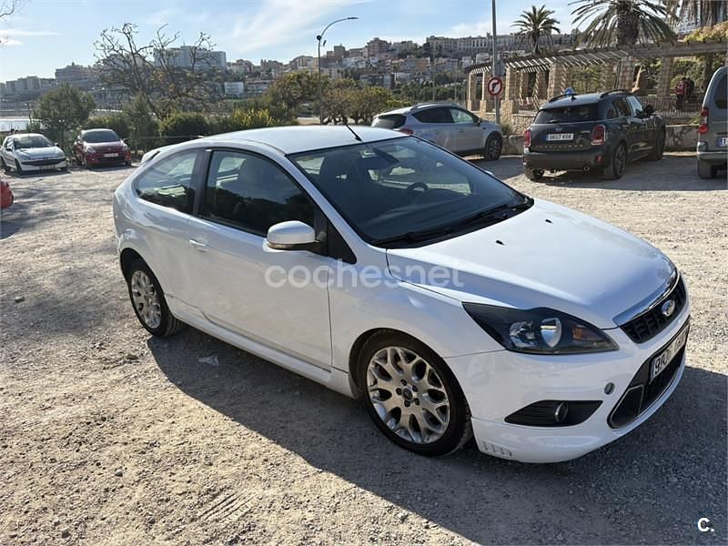 Usado Ford Focus Trend 115 CV (84 kW) 2009 Blanco Berlina