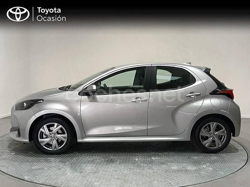Usado Toyota Yaris Hybrid Active 116 CV (85 kW) 2024 Gris / plata Berlina