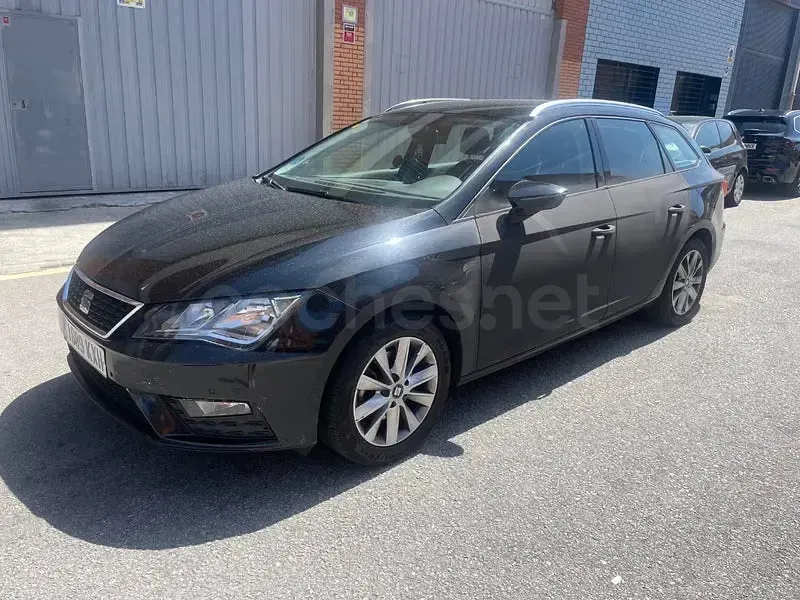 Usado Seat Leon Style 130 CV (95 kW) 2019 Negro Familiar