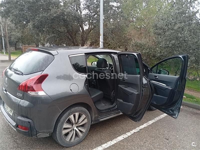 Usado Peugeot 3008 Allure 120 CV (88 kW) 2015 Gris / plata Berlina